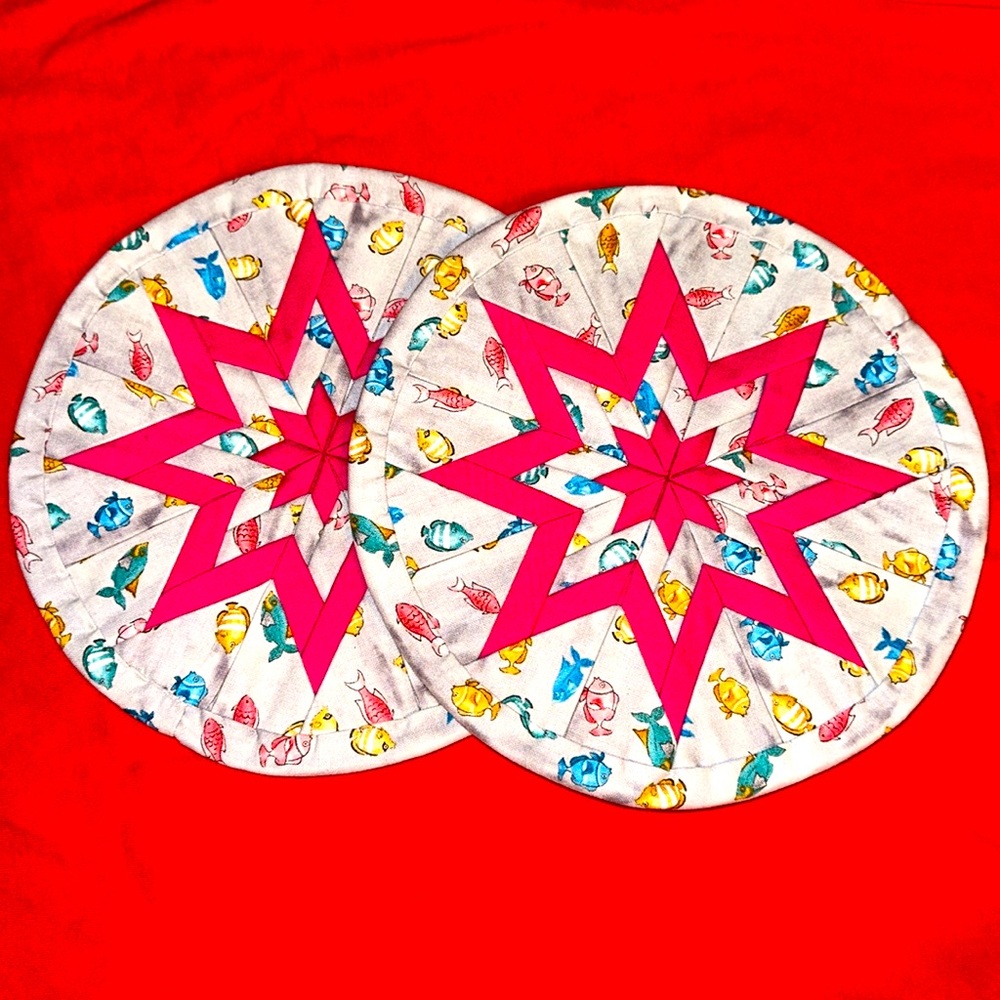 LOT OF 2 HANDMADE 8” ROUND HOT PADS TRIVETS POTHOLDERS AMISH STAR TROPICAL FISH